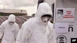 Các nhân viên y tế tại một trung tâm điều trị Ebola của USAID ở Tubmanburg, Liberia, 28/11/2014.