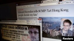 Bài phỏng vấn Edward Snowden trên tờ South China Morning Post (trên) và một website ủng hộ Snowden ở Hong Kong. (REUTERS/Bobby Yip) 