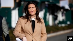 Phát ngôn viên Nhà Trắng Sarah Sanders nói với các phóng viên rằng Tổng thống Donald Trump đã yêu cầu các cơ quan nội các của ông “tìm xem liệu họ có tiền có thể dùng được hay không” để bắt đầu xây dựng bức tường.