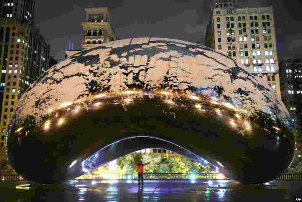 Tuyết trên kiến trúc &#39;Cloud Gate&#39; (Cổng Mây hay còn gọi là &lsquo;Hạt Ðậu&rsquo;) ở Công viên Milennium tại thành phố Chicago, bang Illinois, Mỹ, ngày 11 tháng 11, 2013. Ðây là đợt tuyết rơi đầu mùa ở thành phố.