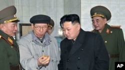 Nhà lãnh đạo Bắc Triều Tiên Kim Jong-Un (thứ hai từ phải sang) thăm Bộ Tư lệnh Phi đạn Chiến lược của Quân đội Nhân dân Triều Tiên (ảnh tư liệu)