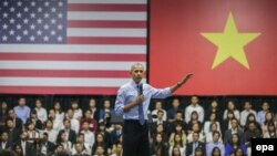 Tổng thống Obama nói chuyện với các thành viên của Sáng kiến Lãnh đạo Trẻ Đông Nam Á (YSEALI) tại TPHCM, ngày 25/5/2016.