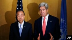 Ngoại trưởng Mỹ John Kerry và Tổng Thư ký LHQ Ban Ki-Moon nói chuyện với báo giới tại Cairo, Ai Cập, ngày 21/7/ 2014. 