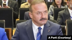 Büyük Birlik Partisi (BBP) kökenli Yavuz Ağıralioğlu, milliyetçi-muhafazakar çizgide olacağını açıkladığı Anahtar Parti’yi gelecekte iktidar olmayı hedefleyen bir muhalefet partisi olarak tarif etti . 