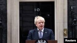 Ông Boris Johnson đứng ở phía trước số 10 phố Downing.