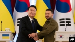 Tổng thống Hàn Quốc Yoon Suk Yeol (trái) và Tổng thống Ukraine Volodymyr Zelenskyy chụp ảnh cùng nhau sau khi phát biểu, ngày 15 tháng 7 năm 2023, tại Kyiv, Ukraine.