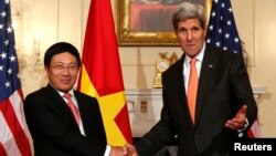 Ngoại trưởng Mỹ John Kerry và Ngoại trưởng Việt Nam Phạm Bình Minh, trong cuộc họp báo tại Bộ Ngoại giao Hoa Kỳ tại thủ đô Washington, ngày 2/10/2014