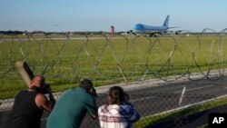 Foto Achiv: Moun pran potre avyon Air Force One apre li ateri nan baz aviyasyon RAF Mildenhall, nan rejyon es Anglete, 9 Jyen 2021. 