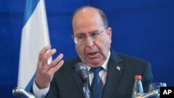 Bộ trưởng Quốc phòng Israel Moshe Yaalon đổ lỗi cho giới lãnh đạo Hamas ở dải Gaza đã gây ra tình trạng bạo động leo thang.