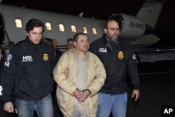 El Chapo bị nhà chức trách Mỹ áp tải tại Sân bay MacArthur Long Island, bang New York, ngày 26 tháng 11, 2018.