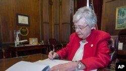 Thống đốc bang Alabama Kay Ivey.