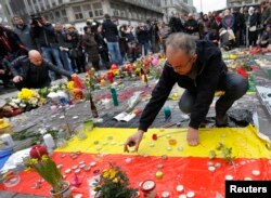 Hàng trăm người Bỉ mang nến và hoa đến đặt tại Place de la Bourse ở trung tâm Brussels.