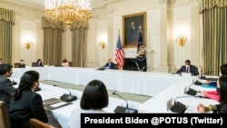 Tổng thống Joe Biden và Phó Tổng thống Kamala Harris gặp mặt các lãnh đạo cộng đồng gốc Á, bản địa Hawaii và các đảo Thái Bình Dương tại Nhà Trắng hôm 5/8 để bàn về các vấn đề ảnh hưởng đến cộng đồng, gồm cả cải cách di trú.