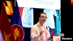 Ngoại trưởng Philippines Alan Peter Cayetano phát biểu trong lễ bế mạc Diễn đàn Khu vực ASEAN lần thứ 50 tại Manila, Philippines, ngày 8 tháng 8, 2017.