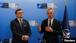 Tổng thư ký NATO Jens Stoltenberg (phải) và Ngoại trưởng Ukraine Dmytro Kuleba phát biểu với giới truyền thông trong cuộc họp các ngoại trưởng NATO ở Bucharest, Romania, ngày 29/11/2022.