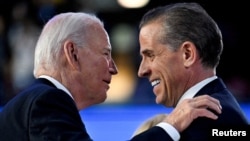 Başkan Joe Biden Pazar gecesi oğlu Hunter hakkında af kararı çıkararak, federal silah ve vergi mahkumiyetleri nedeniyle olası bir hapis cezasından kurtulmasını sağladı.