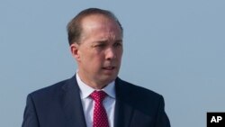 Bộ trưởng Di trú Úc Peter Dutton cáo buộc những người ủng hộ người tị nạn về những khích động căng thẳng trên đảo Nauru bằng cách khuyến khích di dân thực hiện các biện pháp quyết liệt nhằm ép buộc Úc phải thay đổi các chính sách bảo vệ biên giới của mình.