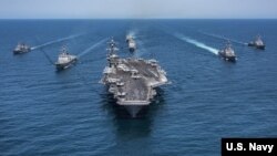 Hàng không mẫu hạm USS Carl Vinson và đội tàu chiến Mỹ. 