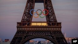 Các vòng tròn Olympic trên Tháp Eiffel ở Paris ngày 7/6. Thế vận hội mùa hè sẽ chính thức khai mạc ở thủ đô Pháp ngày 26/7.