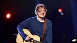 Ed Sheeran biểu diễn tại chương trình của đài truyền hình quốc gia Ý RAI TV ở Milan. 