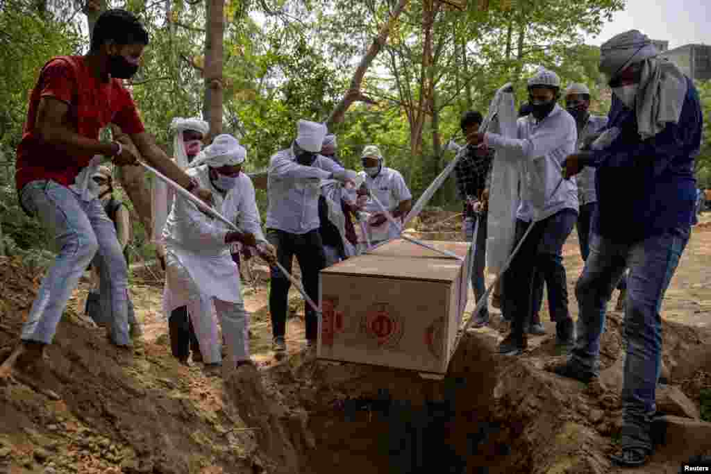 وبا کے سبب ہلاک ہونے والے افراد کو تابوتوں میں دفنایا جا رہا ہے۔ تاہم اطلاعات کے مطابق کئی لاشوں کی تدفین سادہ سفید چادر میں بھی کی گئی ہے۔