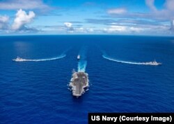 Tàu sân bay USS Carl Vinson và hai tàu khu trục hộ tống di chuyển trên Thái Bình Dương