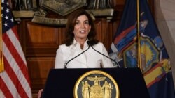 Nouvo Gouvènè Eta New York la, Kathy Hochul. (Foto AP/Hans Pennink).