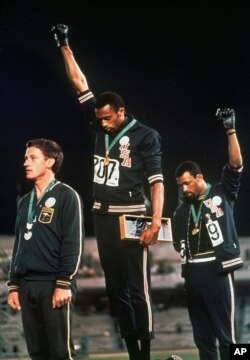 ABD'li atletler Tommie Smith ve John Carlos'un 1968 Meksika Olimpiyatları'ndaki madalya töreninde yumruklarını havaya kaldırarak ülkelerinde siyahlara yönelik ırkçılığı protesto etmesi aradan yarım asırdan fazla süre geçmesine rağmen hala konuşuluyor.