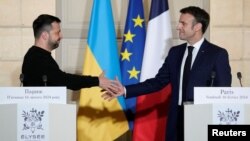 Tổng thống Pháp Macron gặp Tổng thống Ukraine Zelenskyy ở Paris, 16/2/2024. (Thibault Camus/Pool via REUTERS)