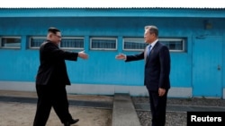 Tổng thống Hàn Quốc Moon Jae-in (phải) và Lãnh tụ Triều Tiên Kim Jong Un gặp nhau vào ngày 27/4/2018. 