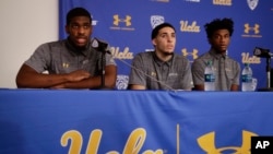 Ba cầu thủ bóng rổ của đội bóng đại học UCLA: Cody Riley, bên trái, cùng LiAngelo Ball, chính giữa, và Jalen Hill trong cuộc họp báo tại UCLA chiều ngày 15/11/17 ở Los Angeles. 