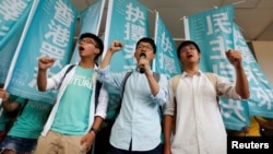 Thủ lĩnh học sinh (từ trái sang) Joshua Wong, Nathan Law và Alex Chow hô khẩu hiệu bên ngoài một tòa án ở Hong Kong, ngày 21/7/2016.