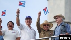 Tân Chủ tịch Cuba Miguel Diaz-Canel (thứ hai từ trái sang) và người tiền nhiệm Raul Castro (thứ hai từ phải sang).