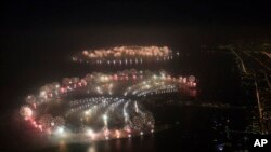 Pháo bông mừng Năm Mới tại Đảo Palm Jumeirah, Dubai, nơi giới tài phiệt Nga đổ xô đến mua nhà. 