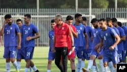 Ông Carlos Queiroz cùng các tuyển thủ Iran.