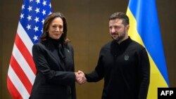 Phó Tổng thống Mỹ Kamala Harris (trái) bắt tay Tổng thống Ukraine Volodymyr Zelensky trong cuộc hội kiến bên lề Hội nghị thượng đỉnh về hòa bình ở Ukraine, tại thành phố nghỉ dưỡng sang trọng Buergenstock, gần Lucerne, Thụy Sĩ, ngày 15 tháng 6 năm 2024.