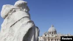 Quảng trướng Thánh Phêrô tại Vatican.