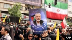 Người Iran cầm ảnh ông Ismail Haniyeh trong lễ tang ở Tehran hôm 1/8.