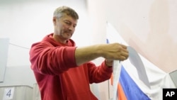 FILE - Opposition mayoral candidate Yevgeny Roizman casts his ballot at a polling station during a mayoral election in the Urals city of Yekaterinburg, Sept. 8, 2013.