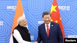 Chủ tịch Trung Quốc Tập Cận Bình (phải) và Thủ tướng Ấn Độ Narendra Modi gặp nhau bên lề hội nghị thượng đỉnh BRICS ở Kazan, Nga ngày 23/10/2024. 