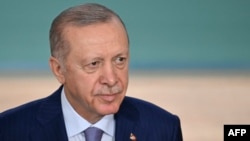 Cumhurbaşkanı Erdoğan, Suriye'de 30 kilometrelik bir güvenlik alanı oluşturmak için Kürt militanları hedef alan yeni bir askeri operasyon uyarısında bulundu. 