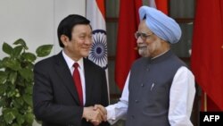 Chủ tịch Việt Nam Trương Tấn Sang (trái) và Thủ tướng Ấn Ðộ Manmohan Singh trước cuộc họp tại New Delhi hôm 12/10/11