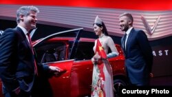 Hoa Hậu Trần Tiểu Vy và cựu danh thủ David Beckham tham dự lễ ra mắt 2 mẫu xe VinFast tại Paris Motor Show.