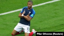 Kylian Mbappe ăn mừng bàn thắng đầu tiên của anh trong hai bàn thắng ghi được chỉ trong bốn phút, và là bàn thắng thứ ba của Pháp khi đối đầu với Argentina tại Sân Kazan, thành phố Kazan, Nga, ngày 30 tháng 6, 2018.