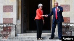 Thủ tướng Anh Theresa May chào đón Tổng thống Mỹ Donald Trump tại Chequers gần Aylesbury, Anh quốc