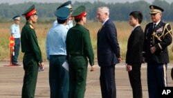 Ông Mattis, thứ ba từ phải, nói chuyện cùng các sĩ quan quân đội Việt Nam khi thăm sân bay Biên Hòa, 17 tháng 10, 2018. (Kham/Pool Photo via AP)