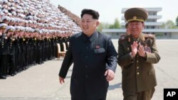 Lãnh tụ BắcTriều Tiên Kim Jong Un thăm các sĩ quan quân đội nhân dân Triều Tiên.