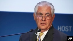 Giám đốc điều hành và chủ tịch ExxonMobil Rex W. Tillerson phát biểu tại Triển lãm dầu khí quốc tế hàng năm ở Abu Dhabi, Các Tiểu vương quốc Ả rập thống nhất, ngày 07 tháng 11, năm 2016.