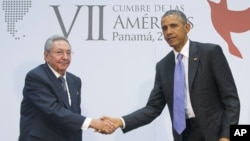 Tổng thống Obama và Chủ tịch Cuba Raul Castro tại cuộc họp không chính thức bên lề Hội nghị thượng đỉnh châu Mỹ tại Panama, ngày 11/4/2015.