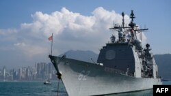 Tư liệu: USS Chancellorsville, tuần dương hạm có tên lửa dẫn đường của Mỹ thả neo trong chuyến đi thăm Hong Kong cùng với tàu sân bay USS Ronald Reagan ngày 21/11/2018. (Photo by ANTHONY WALLACE / AFP)